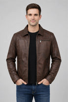 Vista frontal de la chaqueta camisero marrón para hombre en cuerotex, diseño elegante con bolsillos de cremallera.