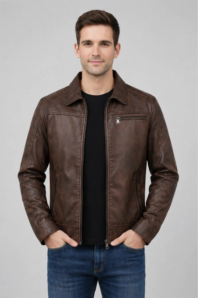 Vista frontal de la chaqueta camisero marrón para hombre en cuerotex, diseño elegante con bolsillos de cremallera.