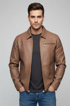 Chaqueta para hombre tipo camisero color café claro, material cuerotex premium con forro y bolsillo interno.