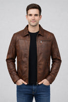 Vista frontal de la chaqueta camisero marrón para hombre en cuerotex, diseño elegante con bolsillos de cremallera.
