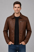 Chaqueta para hombre tipo camisero color Marrón, material cuero sintetico premium con forro y bolsillo interno, vista frontal.