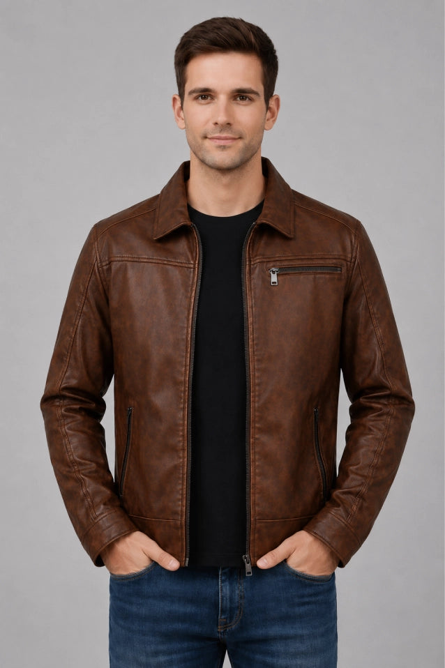 Chaqueta para hombre tipo camisero color Marrón, material cuero sintetico premium con forro y bolsillo interno, vista frontal.