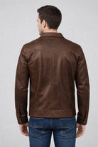 Vista espalda de la chaqueta camisero marrón para hombre en cuerotex, diseño elegante con bolsillos de cremallera.