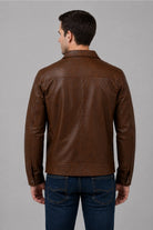 Chaqueta para hombre tipo camisero color Marrón, material cuero sintetico premium con forro y bolsillo interno, vista espalda.