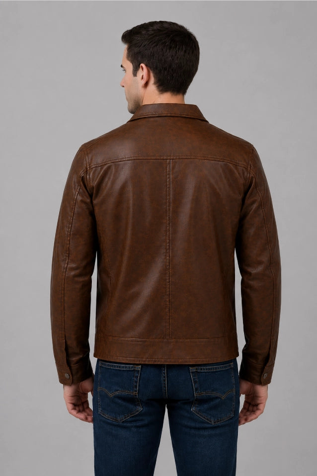 Chaqueta para hombre tipo camisero color Marrón, material cuero sintetico premium con forro y bolsillo interno, vista espalda.