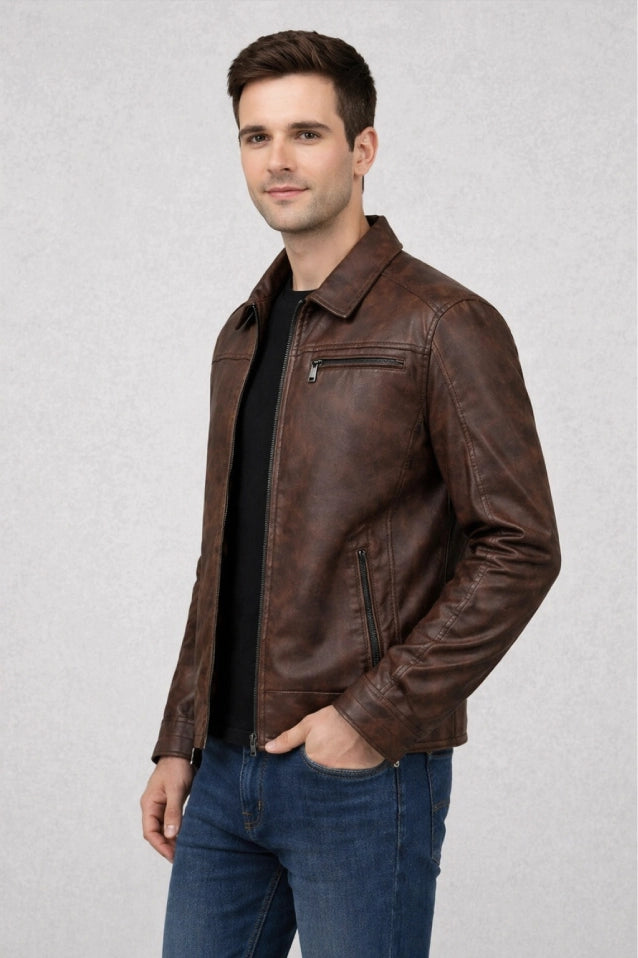 Vista lateral de la chaqueta camisero marrón para hombre en cuerotex, diseño elegante con bolsillos de cremallera.
