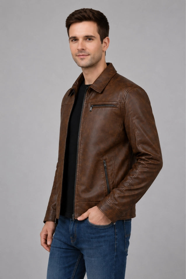 Chaqueta para hombre tipo camisero color Marrón, material cuero sintetico premium con forro y bolsillo interno, vista lateral.