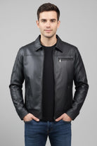 Vista frontal de la chaqueta camisero negra para hombre en cuerotex, diseño elegante con bolsillos de cremallera.