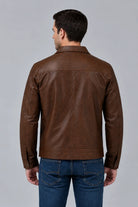 Chaqueta para hombre tipo camisero color Marrón, material cuero sintetico premium con forro y bolsillo interno, vista espalda.
