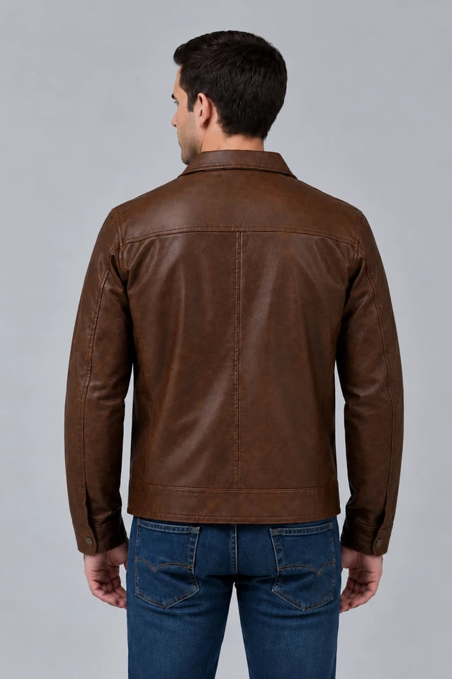 Chaqueta para hombre tipo camisero color Marrón, material cuero sintetico premium con forro y bolsillo interno, vista espalda.
