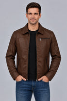 Chaqueta para hombre tipo camisero color Marrón, material cuero sintetico premium con forro y bolsillo interno, vista frontal.