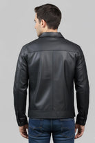 Vista trasera de la chaqueta camisero negra para hombre, mostrando las costuras reforzadas y el corte estructurado.