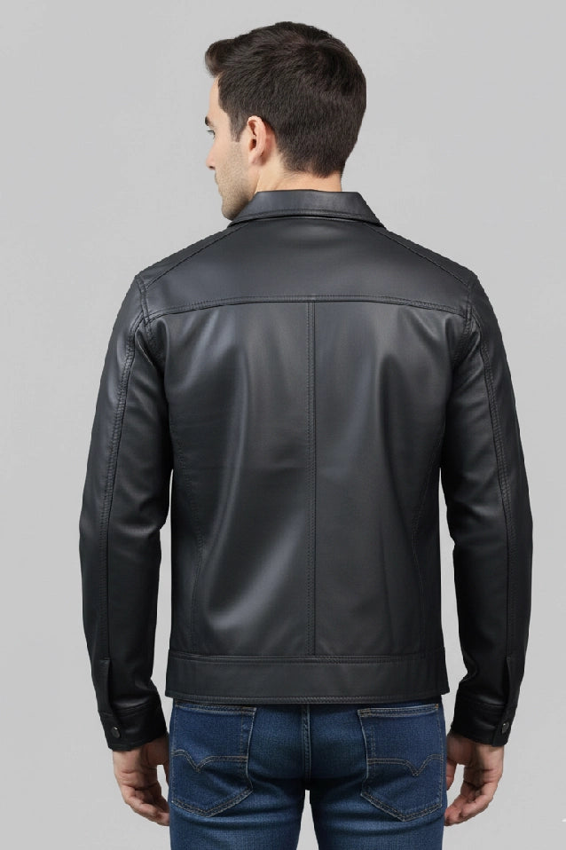 Vista trasera de la chaqueta camisero negra para hombre, mostrando las costuras reforzadas y el corte estructurado.