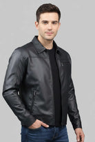 Vista lateral de la chaqueta camisero para hombre, mostrando las costuras reforzadas y el corte estructurado.