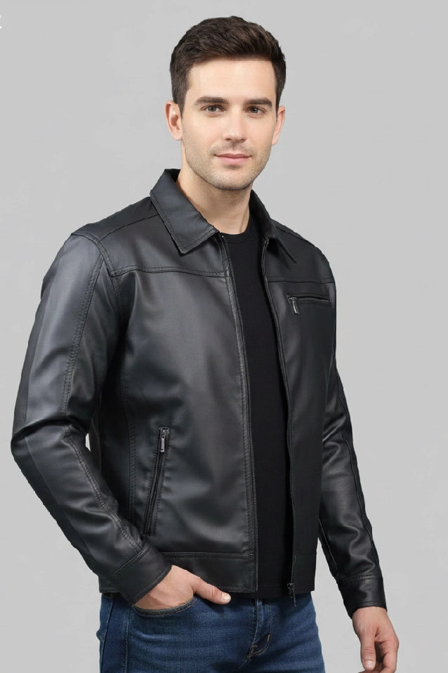 Vista lateral de la chaqueta camisero para hombre, mostrando las costuras reforzadas y el corte estructurado.