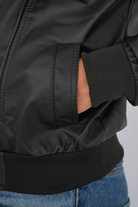Chaqueta  para hombre modelo vista bolsillo Capota Nissy en color negro, confeccionada en cuerotex. Diseño premium disponible con Pago Contra Entrega, ADDI y Sistecrédito en lsjsas.com.