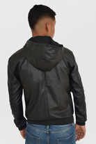 Chaqueta  para hombre modelo vista espalda, Capota Nissy en color negro, confeccionada en cuerotex. Diseño premium disponible con Pago Contra Entrega, ADDI y Sistecrédito en lsjsas.com.