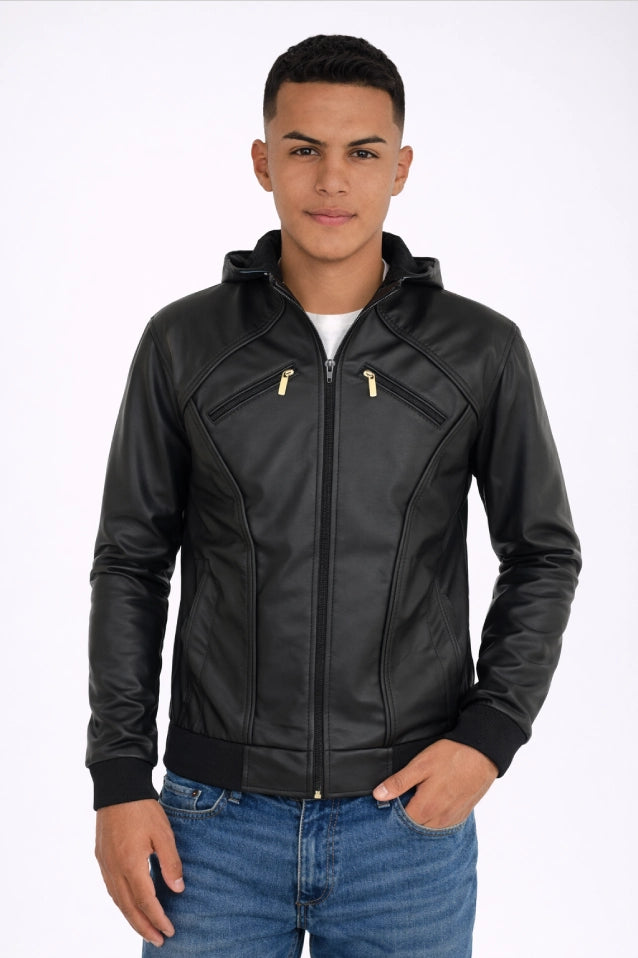 Chaqueta  para hombre modelo Capota Nissy en color negro, confeccionada en cuerotex. Diseño premium disponible con Pago Contra Entrega, ADDI y Sistecrédito en lsjsas.com.
