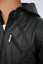 Chaqueta  para hombre modelo vista cuello, Capota Nissy en color negro, confeccionada en cuerotex. Diseño premium disponible con Pago Contra Entrega, ADDI y Sistecrédito en lsjsas.com.