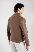 Vista trasera de la chaqueta clásica de Cuerotex color café claro, mostrando el corte limpio.