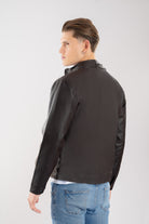 Vista trasera de la chaqueta clásica de Cuerotex color café oscuro, mostrando el corte limpio y atemporal.