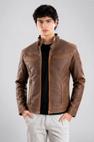 Hombre vistiendo la chaqueta clásica de Cuerotex modelo BJ en color café claro, mostrando un look atemporal y versátil.