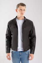 Hombre vistiendo la chaqueta clásica de Cuerotex modelo BJ en color café oscuro, mostrando un look atemporal y versátil.