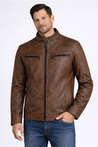 Hombre vistiendo la chaqueta clásica de Cuerotex modelo BJ en color marrón, mostrando un look atemporal y versátil.