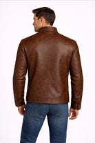 Hombre vistiendo la chaqueta clásica de Cuerotex modelo BJ en color marrón, mostrando vista de espalda.