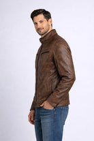 Hombre vistiendo la chaqueta clásica de Cuerotex modelo BJ en color marrón, mostrando vista lateral.