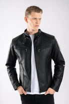 Hombre vistiendo la chaqueta clásica de Cuerotex modelo BJ en color negro, mostrando un look atemporal y versátil.