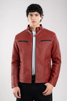 Hombre vistiendo la chaqueta clásica de Cuerotex modelo BJ en color vinotinto, mostrando un look atemporal y versátil.