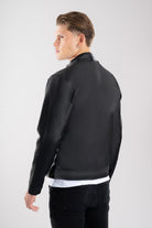 Vista trasera de la chaqueta clásica de Cuerotex color negro, mostrando el corte atemporal.