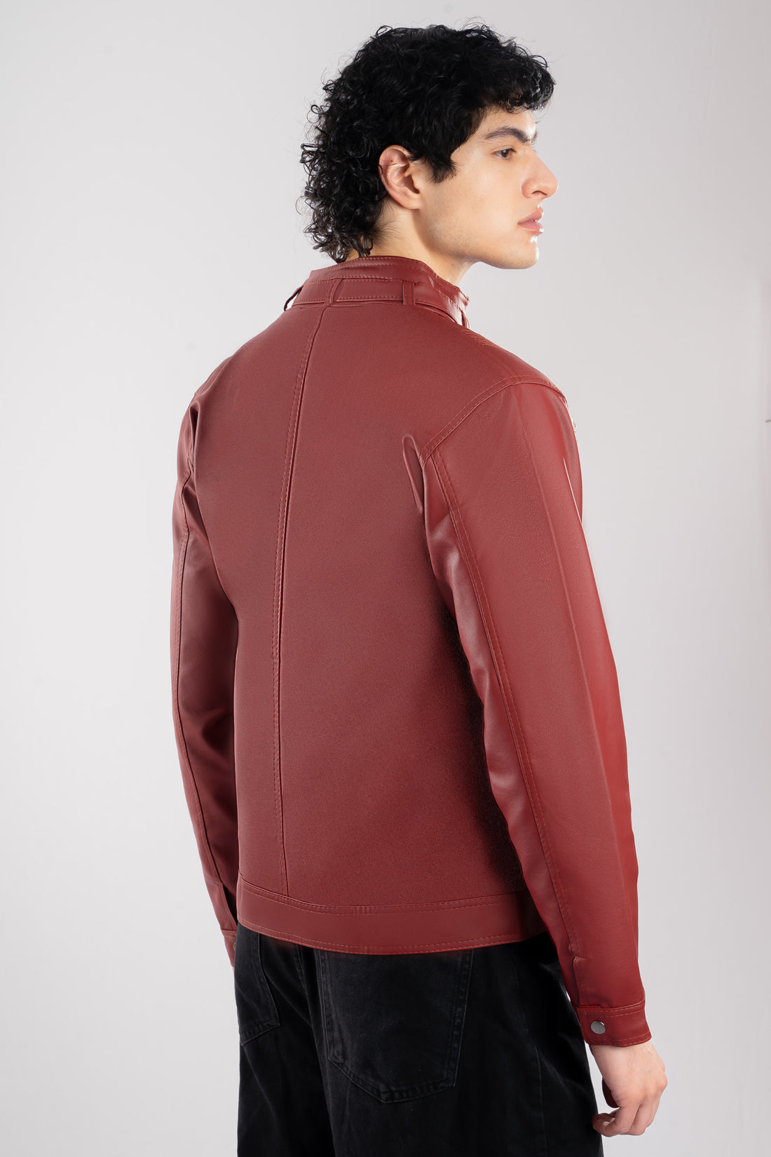 Vista trasera de la chaqueta clásica de Cuerotex color vinotinto, mostrando el corte atemporal.