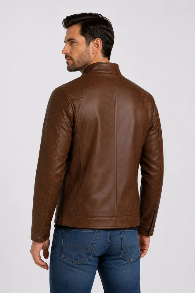 Chaqueta Marrón para hombre, vista de espalda, diseño en cuerotex premium. Envíos nacionales con opción de Pago Contra Entrega y crédito inmediato.