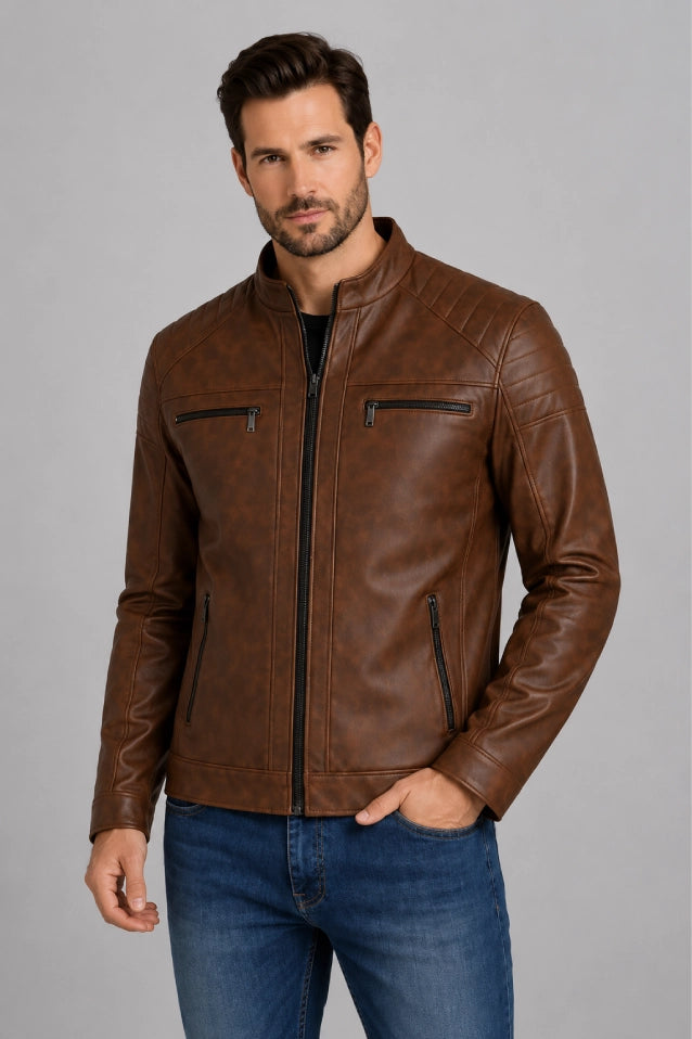 Chaqueta Marrón para hombre, vista de frente, diseño en cuerotex premium. Envíos nacionales con opción de Pago Contra Entrega y crédito inmediato.