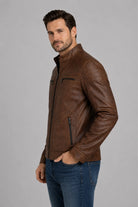 Chaqueta Marrón para hombre, vista de lado, diseño en cuerotex premium. Envíos nacionales con opción de Pago Contra Entrega y crédito inmediato.