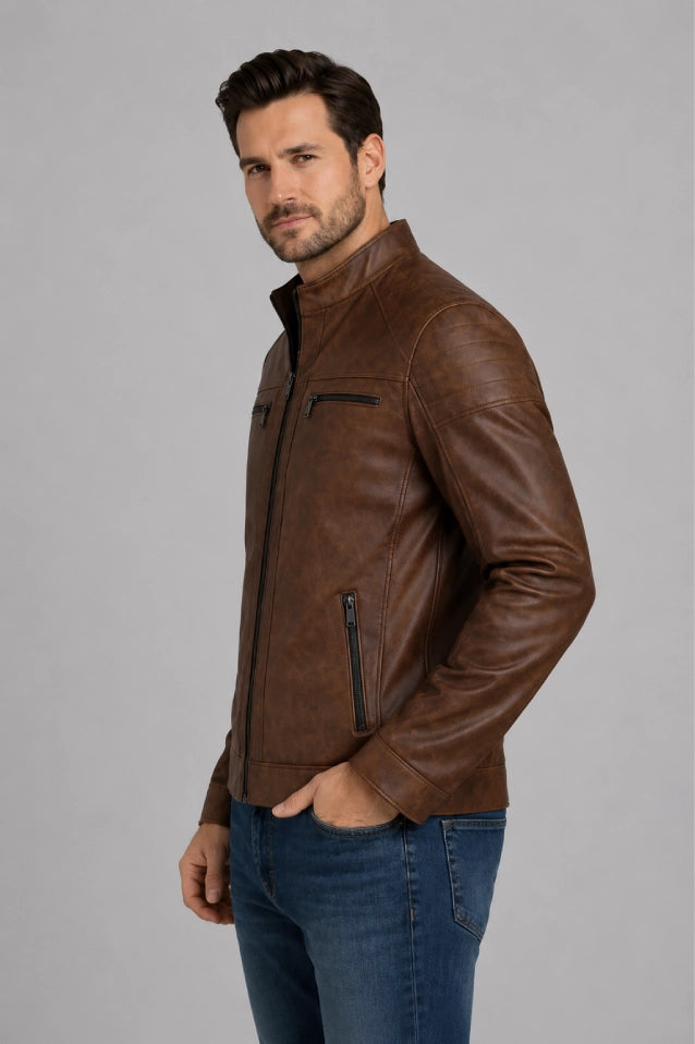 Chaqueta Marrón para hombre, vista de lado, diseño en cuerotex premium. Envíos nacionales con opción de Pago Contra Entrega y crédito inmediato.