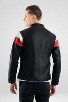 Chaqueta clasica de piel tipo cuero en color negra con rojo vista de espalda.