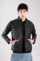 Chaqueta negra combinada para hombre, diseño minimalista de bloques de color tono sobre tono en cuerotex premium. Envíos nacionales con opción de Pago Contra Entrega y crédito inmediato.