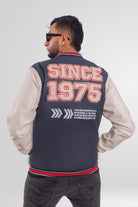 Chaqueta Bomber beisbolera para hombre vista espalda  en color azul con logos bordados  y material Cuerotex resistente. Disponible con Pago Contra Entrega, crédito ADDI y Sistecrédito en lsjsas.com