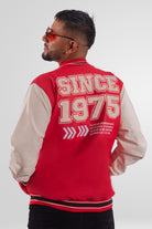 Chaqueta Bomber beisbolera para hombre vista espalda en color rojo con logos bordados  y material Cuerotex resistente. Disponible con Pago Contra Entrega, crédito ADDI y Sistecrédito en lsjsas.com