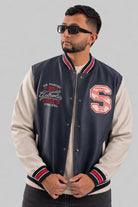 Chaqueta Bomber beisbolera para hombre vista frontal  en color azul con logos bordados  y material Cuerotex resistente. Disponible con Pago Contra Entrega, crédito ADDI y Sistecrédito en lsjsas.com