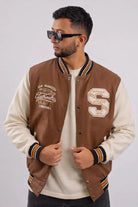 Chaqueta Bomber beisbolera para hombre vista frontal  en color cafe claro con logos bordados  y material Cuerotex resistente. Disponible con Pago Contra Entrega, crédito ADDI y Sistecrédito en lsjsas.com