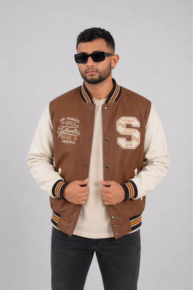 Chaqueta Bomber beisbolera para hombre vista frontal  en color cafe claro con logos bordados  y material Cuerotex resistente. Disponible con Pago Contra Entrega, crédito ADDI y Sistecrédito en lsjsas.com