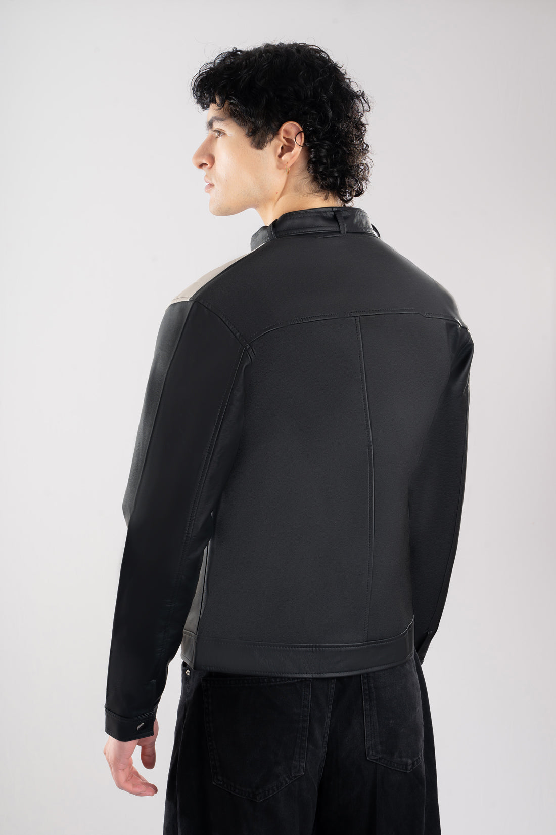 Chaqueta  para hombre modelo Fusión en color negro blanco, confeccionada en cuerotex. vista espalda. Diseño premium disponible con Pago Contra Entrega, ADDI y Sistecrédito en lsjsas.com.