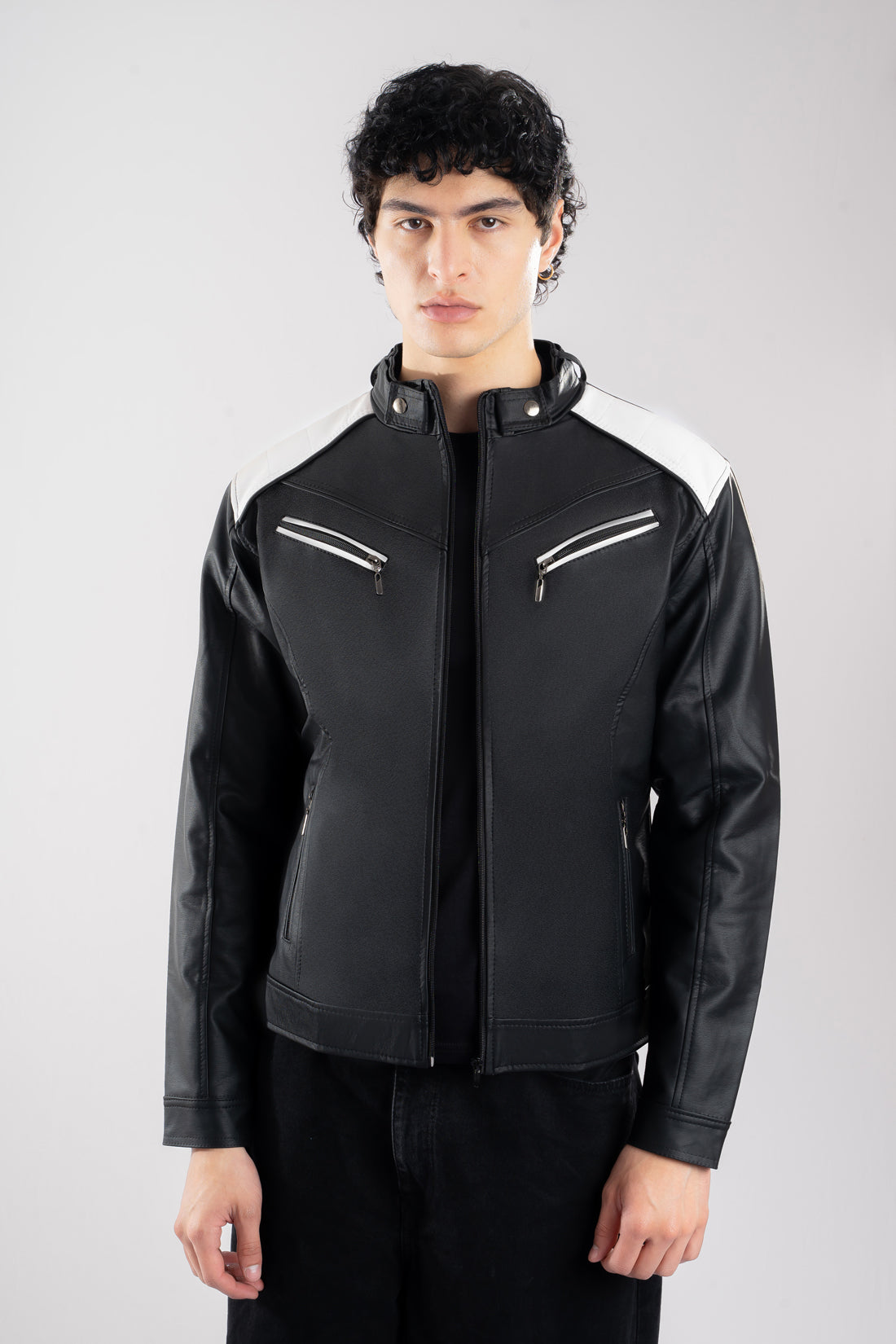 Chaqueta  para hombre modelo Fusión en color negro blanco, confeccionada en cuerotex. Diseño premium disponible con Pago Contra Entrega, ADDI y Sistecrédito en lsjsas.com.