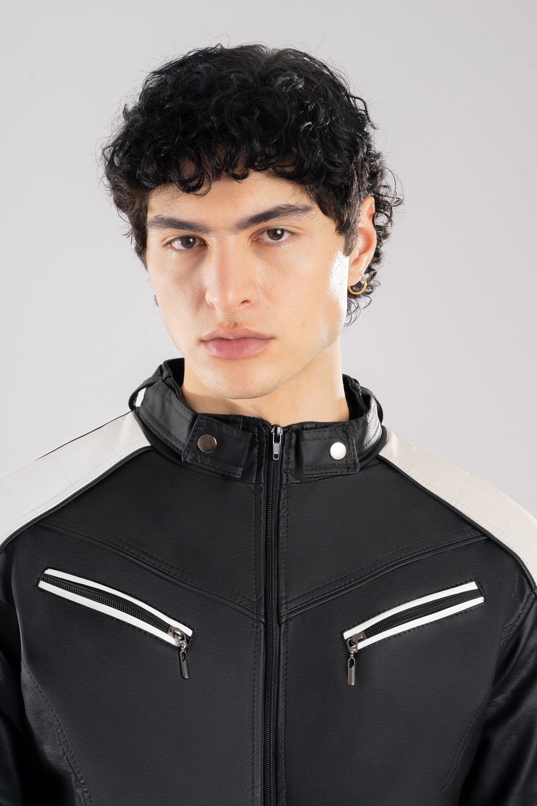 Chaqueta  para hombre modelo Fusión en color negro blnaco, confeccionada en cuerotex. Vista pecho. Diseño premium disponible con Pago Contra Entrega, ADDI y Sistecrédito en lsjsas.com.