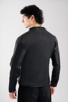 Chaqueta  para hombre modelo Fusión en color negro, confeccionada en cuerotex. vista espalda. Diseño premium disponible con Pago Contra Entrega, ADDI y Sistecrédito en lsjsas.com.