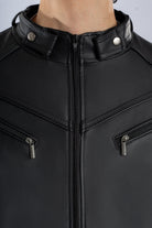 Chaqueta  para hombre modelo Fusión en color negro, confeccionada en cuerotex. Vista cuello. Diseño premium disponible con Pago Contra Entrega, ADDI y Sistecrédito en lsjsas.com.